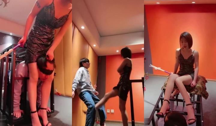 【短发气质女王调教男奴】关在笼子里舔脚底，辱骂踩踏，这御姐女王的气场绝了！