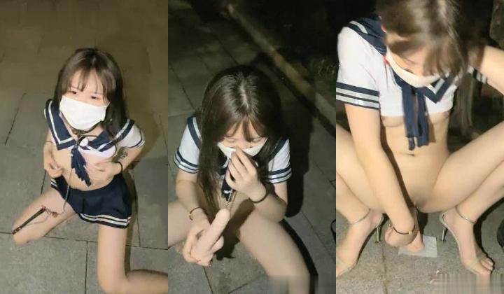 02萝莉户外漏出计划，制服诱惑听话的骚母狗，狗链乳夹户外爬行露脸骚奶，无毛骚逼被大哥带假鸡巴后入