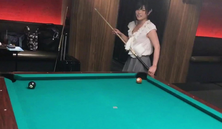 某桌球厅惊现无文胸陪打女 大白奶子任你看个够 这谁有心情打