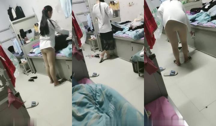 大三学妹宿舍里发骚，看着来回走动的室友偷偷的漏奶子给狼友看，听指挥在被窝里偷偷玩弄骚穴特写，真是嫩