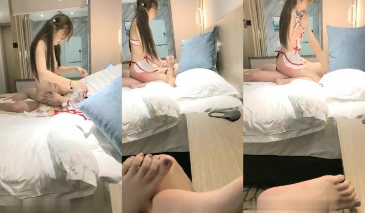 调教玩操身材不错的00后小美女 激情3P让小美女轮着骑在上面自己腰 换装各式黑丝制服诱惑 玩的超