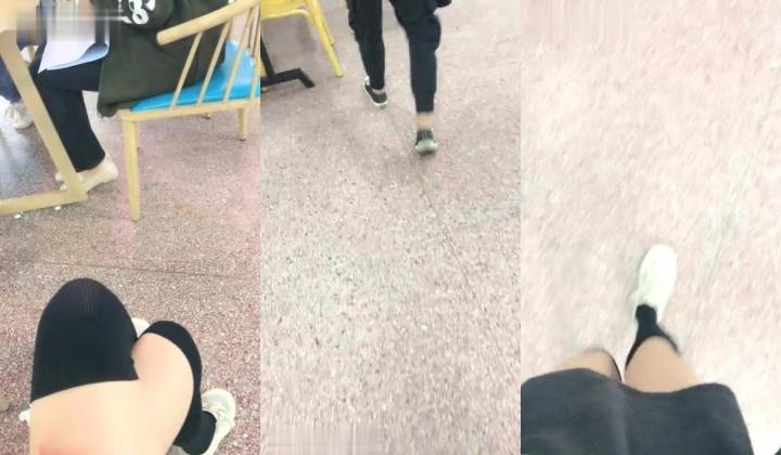 骚货学妹淫穴塞着跳蛋去食堂发骚，坐凳子上旁边有男生有路过学生，刷礼物就顶得淫叫啊啊，太爽了跑去厕