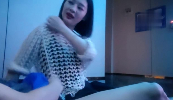 潜入风俗店里的那些事 技师挺漂亮 按摩到挑逗逐渐暧昧气氛 玩弄奶子露茎引诱 舞动卖弄风骚
