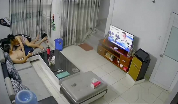 黑客 破解家庭网络摄像头偷拍 ️客房看电视奇葩骚媳妇花样玩鸡巴 电动牙刷都用上了