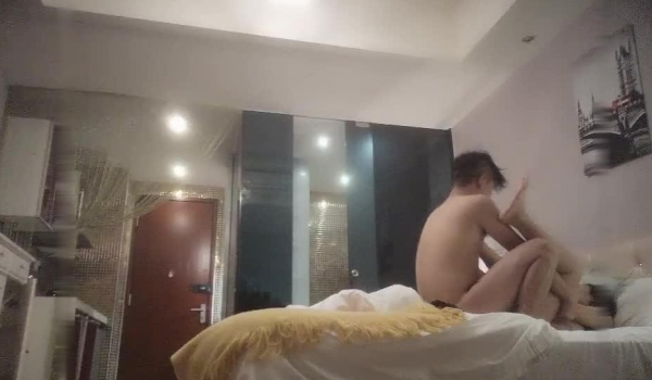 小伙干一个不过瘾 再叫一个小少妇带丝袜干