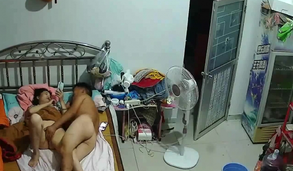 黑客破解家庭网络摄像头监控偷拍皮肤黝黑哥一边看抖阴一边和媳妇干炮干完在旁边桶里尿尿