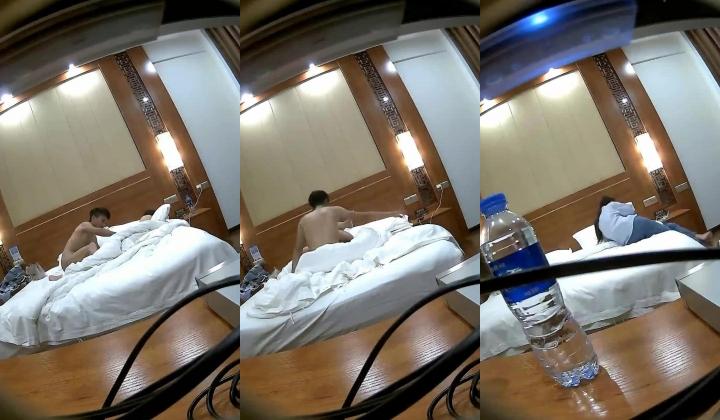七月流出精品酒店样子挺斯文的眼镜妹和男朋友开房没想到下面毛挺多的