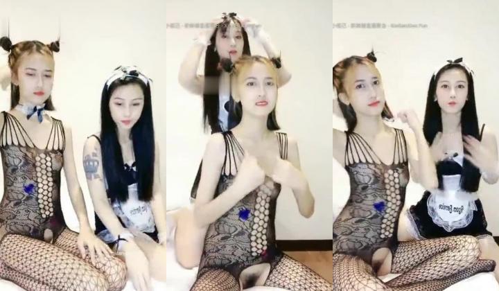 撸点极高的3P名场面，两个无敌清纯的超美萝莉，小哥想操谁就操谁，先操最漂亮的身材最棒的网袜小骚货