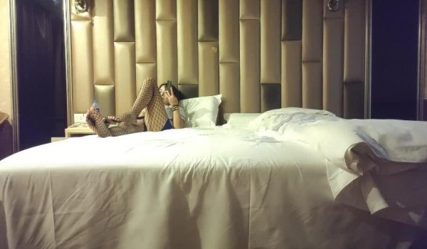 老婆姨姐闺蜜女探花偷拍客户，制服短裙网袜全套，69姿势舔屌掰穴，大屁股上位骑乘套弄侧入猛操