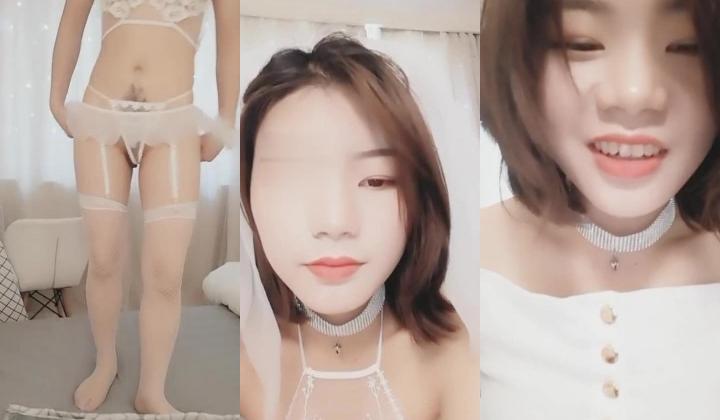 颜值不错短发妹子婚纱情趣装白色网袜 震动道具抽插自慰逼逼无毛