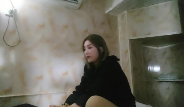 【激情按摩探花】，668按摩后欲火焚身，约小少妇啪啪，又圆又白又大美乳，掰开双腿舔黑森林，后入啪