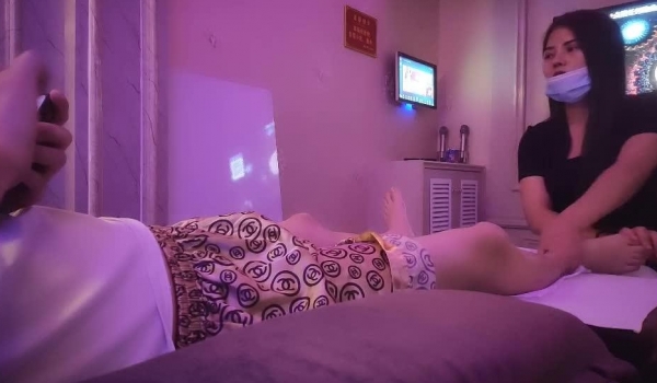 青年足浴看中少妇技师 砸钱领出开房尝尝她逼的功夫