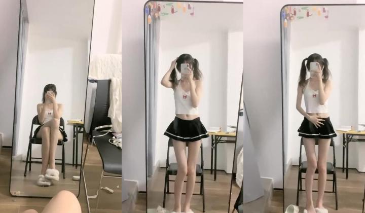 神似王心凌，【性感大长腿】咕噜熊，小穴粉逼流浆，身材苗条看得人心痒痒