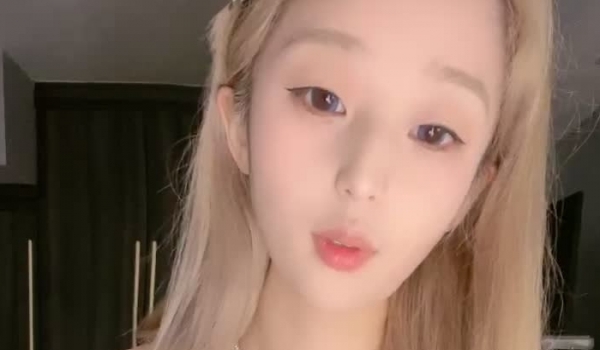 D罩杯金发颜值大学生，外表甜美发骚自慰，性感白丝袜，道具疯狂抽插，无毛骚穴骑乘位，让人欲罢不能