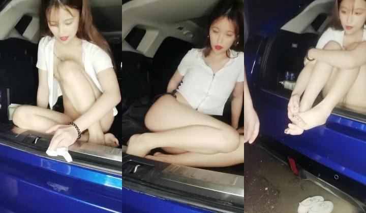 没毛白虎萝莉全程露脸跟小哥玩车震，让小哥放在后备箱脱光了玩逼揉奶子，口交大鸡巴抱着抽插浪叫呻吟不
