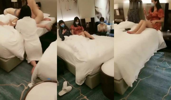 酒店里一排的美女等着你来关怀，四眼天鸡先开始弄了，羡慕嫉妒恨，目测超过5个小美女，高矮胖瘦，随便