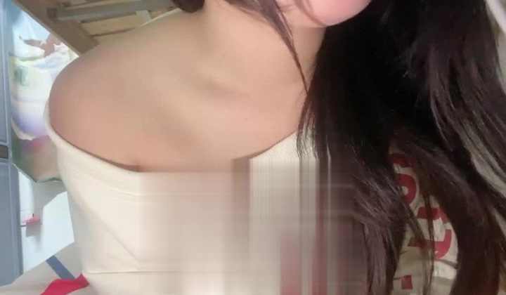 【真实反差大学生】，土豪高价定制，新人下海，童颜巨乳【甜甜甜甜酱】38D大奶超迷人，宿舍疯狂扣屄