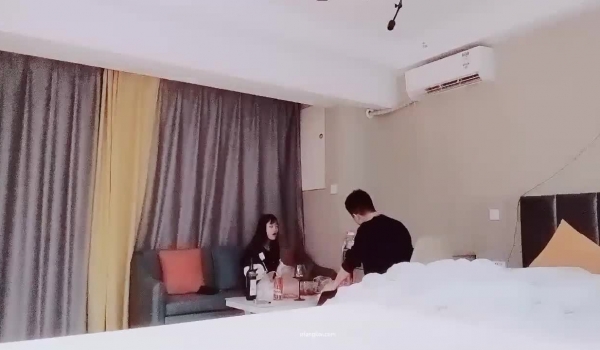 【反差同学探花】，神似郑爽的学生妹，清纯漂亮，小伙提前准备好了大黑牛，粉红的逼逼，黑丝插入太爽