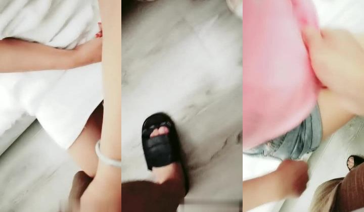 小少妇到了宾馆还害羞摸都不让摸，偷看她洗澡进去就玩她奶子，半推半就直接无套插入，压在身下暴力抽插呻吟