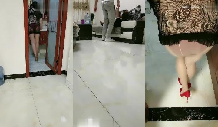骚姐姐在家里寂寞难耐发骚，稍微一勾搭就上套大鸡巴掏出来就给口，大屁股上位真带劲激情抽插不要错过