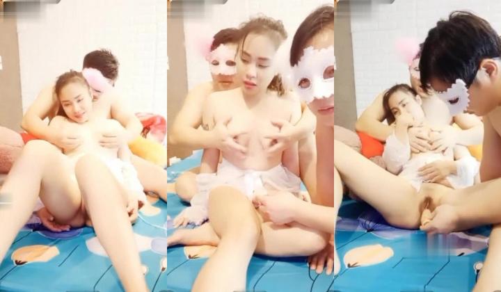 越南美女被三个中国男人玩弄一个摸奶两个用情趣道具抠逼就是不上真枪急死人
