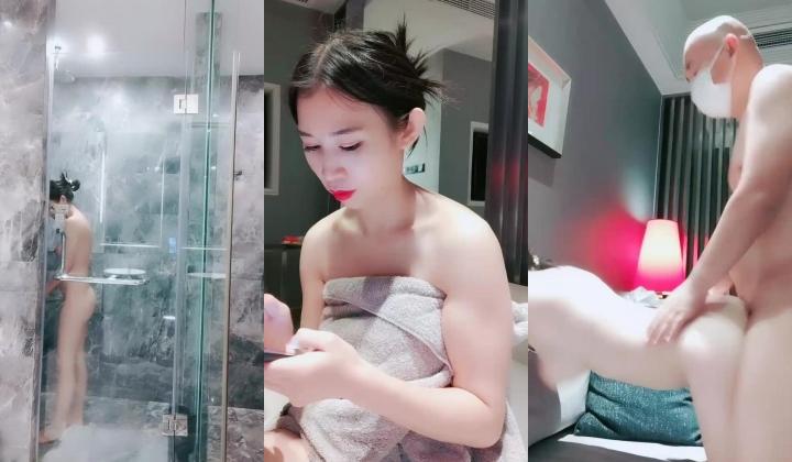 红唇骚骚美少妇线下约粉丝光头男开房啪啪，揉捏大奶子特写口交舔屌，沙发上骑乘套弄猛操内射，操完再去