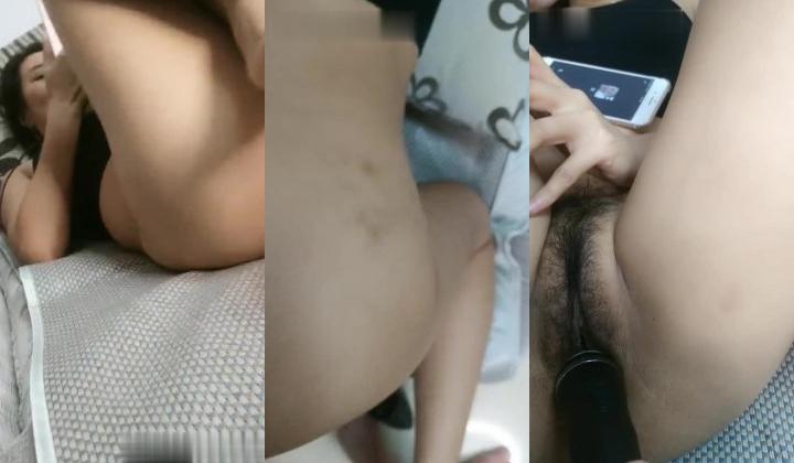骚少妇躺在沙发上被大哥玩逼，一直跟狼友语音通话，AV棒塞进逼里玩弄，大鸡巴摩擦骚逼让骚逼给口交