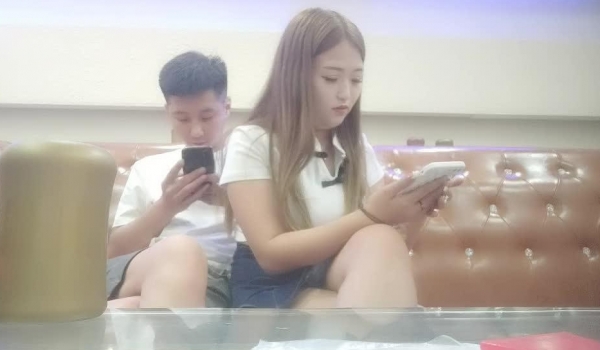 歌厅18岁大胸小嫩妹胸挺粉嫩逼水多骚气逼人