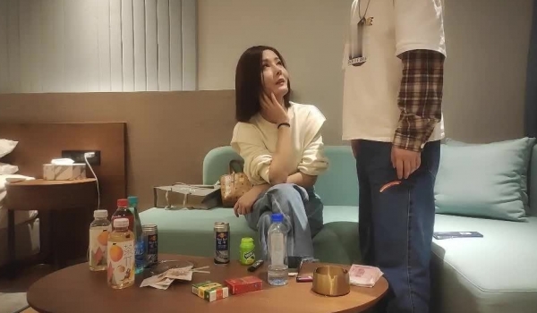 加钱哥网约韵味十足小少妇，自带开档黑丝袜，极品美腿口活一流，骑乘抽插没吃药几下就射