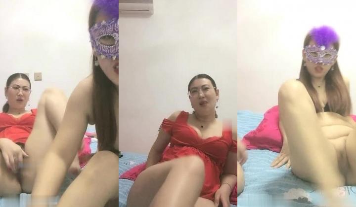 【熟女控】 哎呦卧槽，你这尿哗哗滴还不多啊，两熟女，在客厅撒尿，埋头舔吸尿液，厕所喝尿，互相舌吻