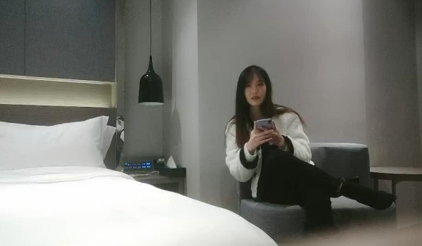 干劲利速168CM高挑女神返场，一回生二回熟，这次更放的开，骚浪的很扶着屌插入，你这个逼太紧了