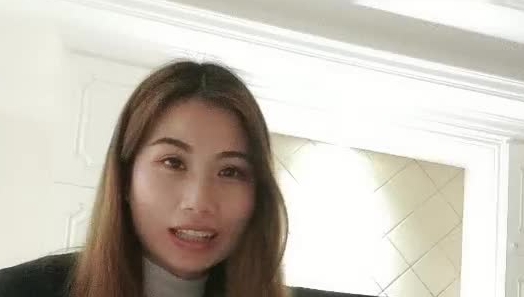 非常开放的黑丝小姐姐笑起来很舔，床上实力撩大哥，扒下内裤撸鸡巴口交乳交足交，刺激的上位放纵抽插呻