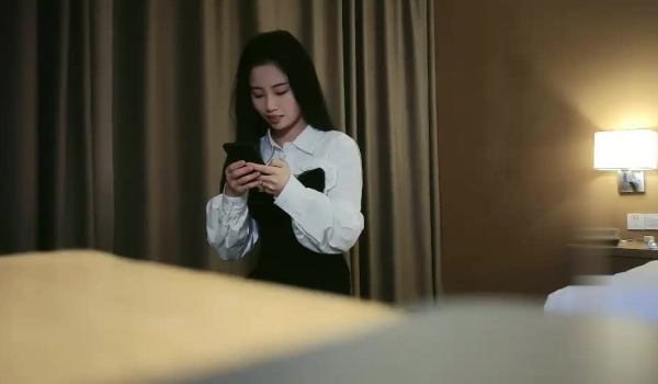 情感主博李寻欢深夜场长相清纯极品黑色长裙妹子啪啪，舔弄摸屌上位骑坐侧入快速猛操搞得妹子出白浆