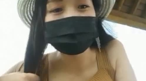 漂亮气质美女主播约粉丝到景区凉亭野战听着女主播的呻吟忍不住不小心内射了