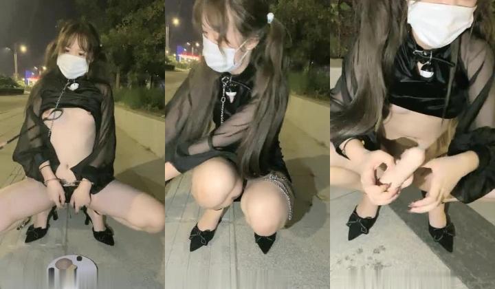 程程小萝莉户外大马路上被渣男调教，户外爬行打屁股玩奶子，弄她性感的无毛骚逼，深夜里的尖叫真刺激