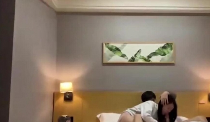 热恋中的小情侣酒店多次开房露脸啪啪啪