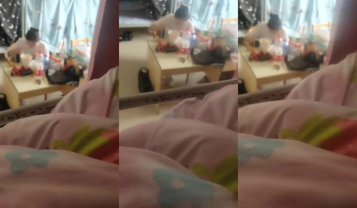 疯狂的学妹住在上铺真刺激，室友在下面吃饭自己在上铺全国自慰骚逼给狼友看，感觉好刺激露脸了精彩不要