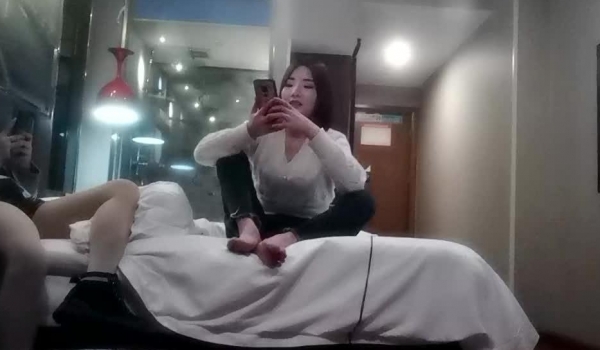 大屌出击横扫美女【屌哥寻花】邀油哥一起玩4P轮操大三高校同寝室两兼职姐妹花 身材超操不够