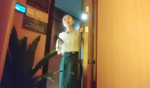 一代炮王疯狂的做爱机器【山鸡岁月】足迹遍布大街小巷，按摩店扫街会所，小骚逼们一个个的被操得嗷嗷叫