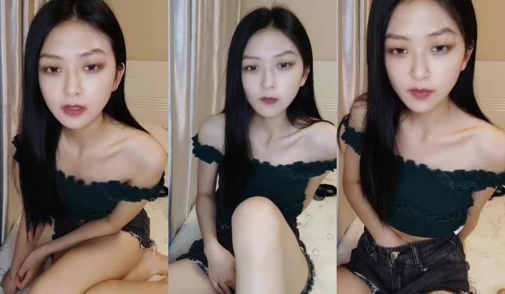 大二学舞蹈贫乳颜值美女诱惑啪啪，性感牛仔短裤对着镜头摆弄，足交特写插嘴穿上黑丝，第一视角进进出出