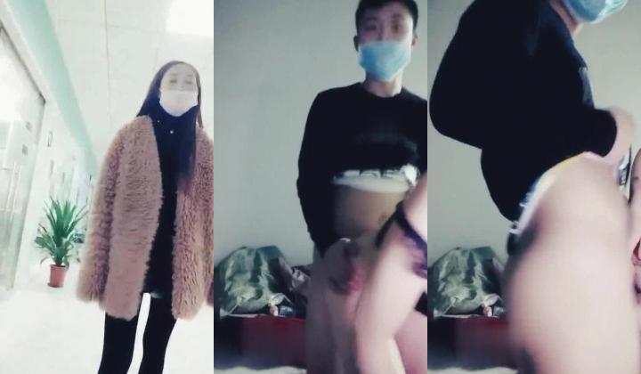 98年性感美女在某豪华网吧勾引外卖小哥到厕所啪啪,门忘保险了刚准备干被人看见,吓得2人偷到杂物房