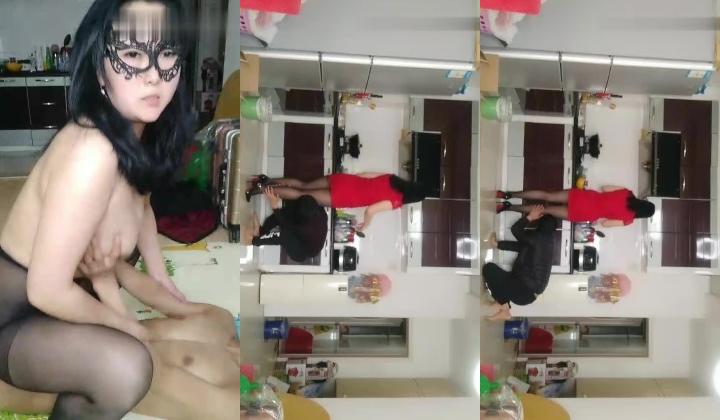 骚儿子偷看干妈换上开档黑丝袜受不了，掏出鸡巴让她给口交，妈咪满足儿子后入还得摸着奶子，直接在地板上草起来