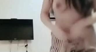 专门在洗浴中心搞事情的宅男女神兔姐挺着一对大奶子休息大厅勾搭两个男人开房淫乱直播对白精彩