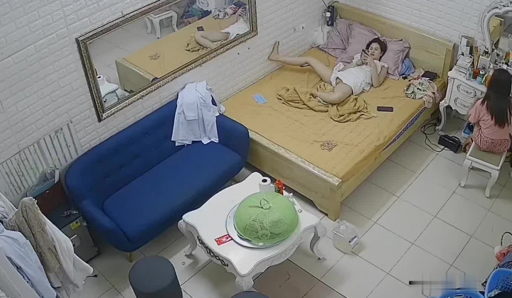 房东出租屋卧室 偷装监控摄像头偷拍三个合租房的小姐姐日常生活大胸妹喜欢在室友前展现身材