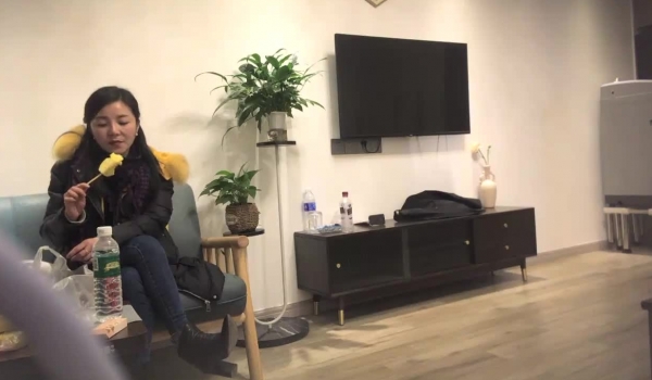 【熟女丶探花】气质极品眼镜人妻，仙丹加持，高清拍摄，近距离舔屌展示口活，侧入爆插小穴，主动骑乘猛
