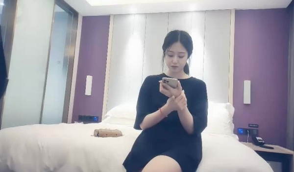 赵总极品寻花长相文静马尾辫妹子，特写深喉硬了直接抱起来操，拉着双手后入撞击屁股， 妹子被操的呻吟