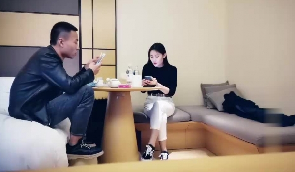 帅小伙3800元网约御姐女神范高素质外围女酒店啪啪,迫不及待扒光衣服抱床上狠狠抽插,干的欲仙欲死