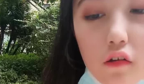 南京妖姬宝宝全程露脸激情户外直播，大奶肥臀真空装漏出户外，跟狼友撩骚互动漏出骚奶展示逼逼，精彩刺