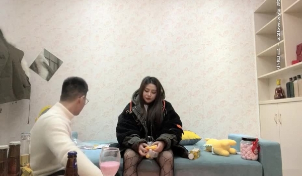 【白嫖探花】密码房，大胸女神，一直说不要 被大佬强上 手被咬出血 一片伤痕，真实刺激对白精彩泡良