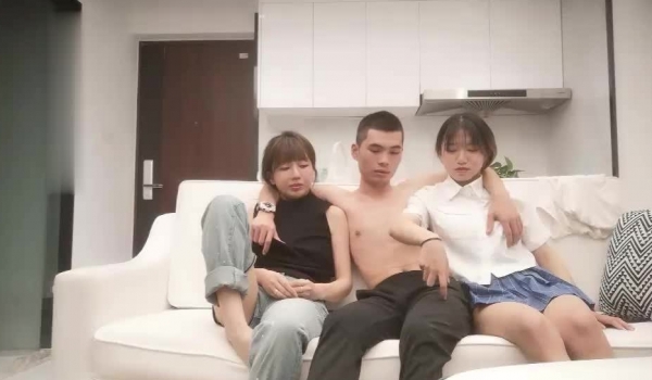 帅小伙6000元又一次约了2位极品性感美女双飞,各种高难度姿势狠狠抽插,特别漂亮的那位被干的太狠